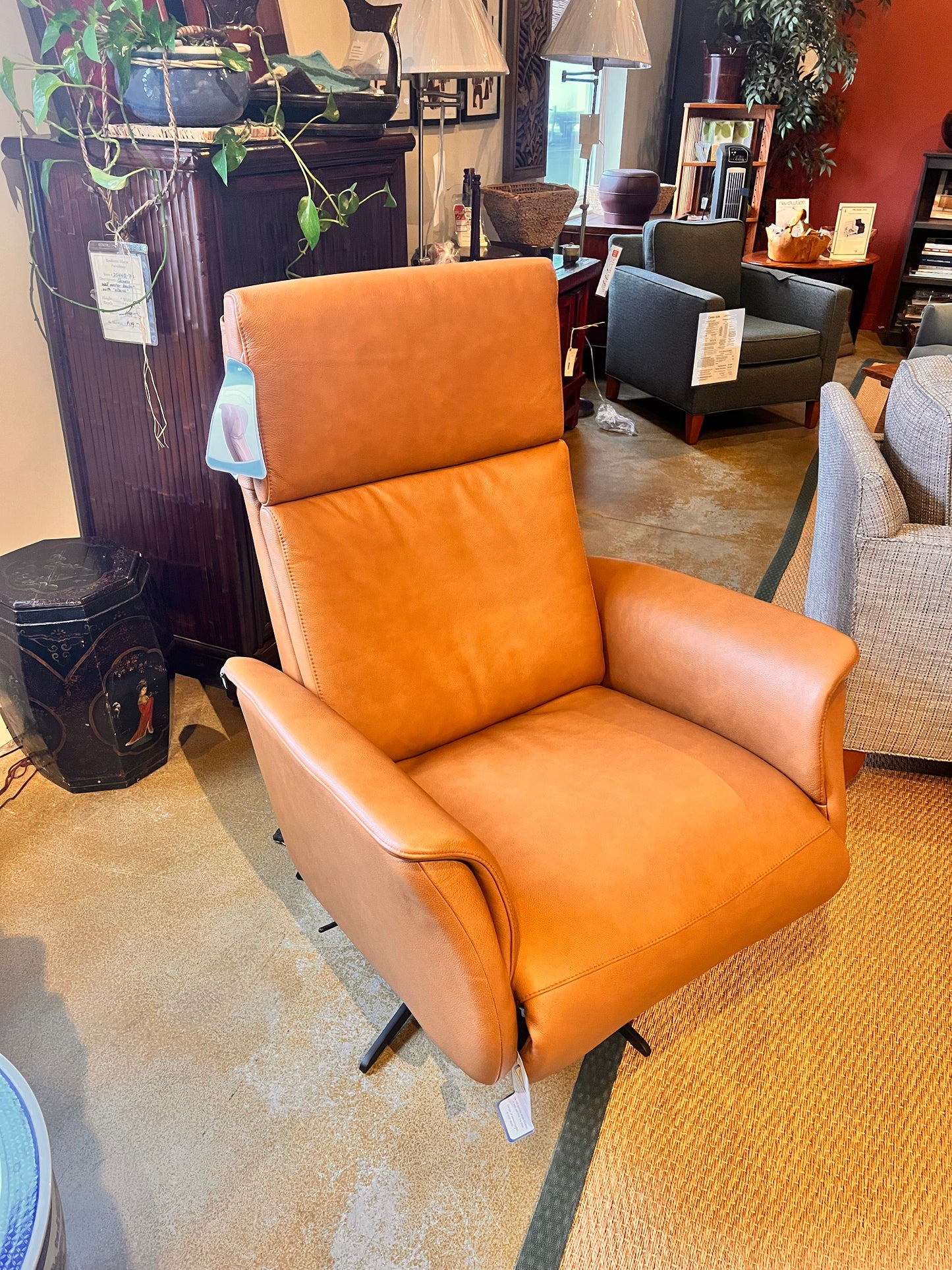 Hjort Knudsen 8007 Superior Swivel Recliner Large- showroom model