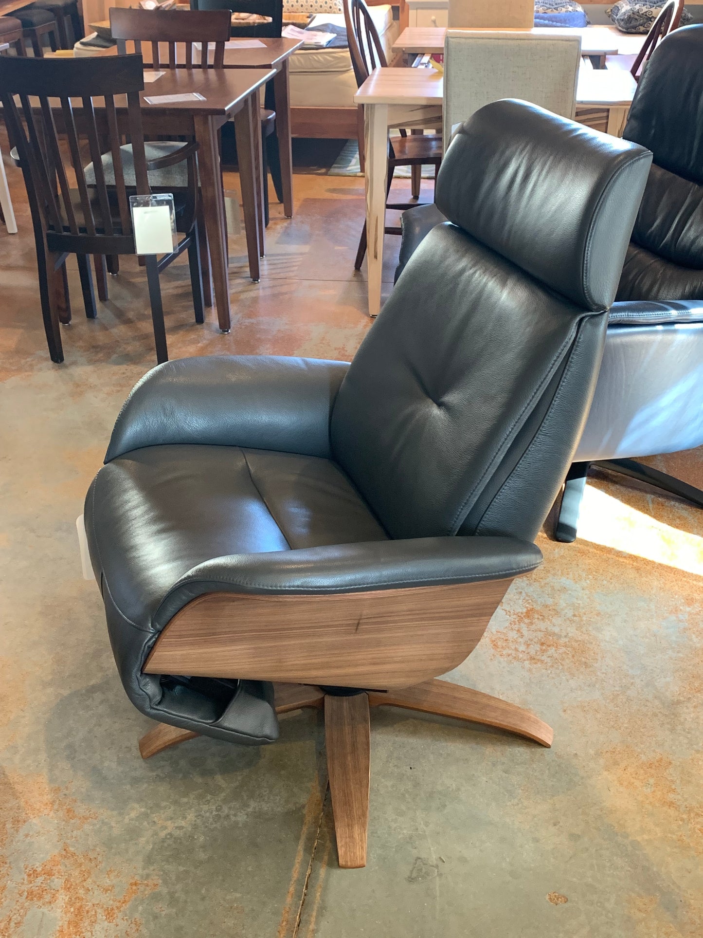 Hjort Knudsen 7608 Balance Swivel Recliner Medium - showroom model