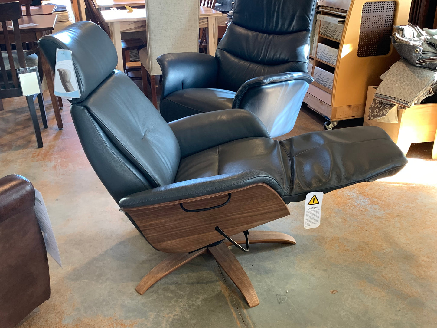 Hjort Knudsen 7608 Balance Swivel Recliner Medium - showroom model